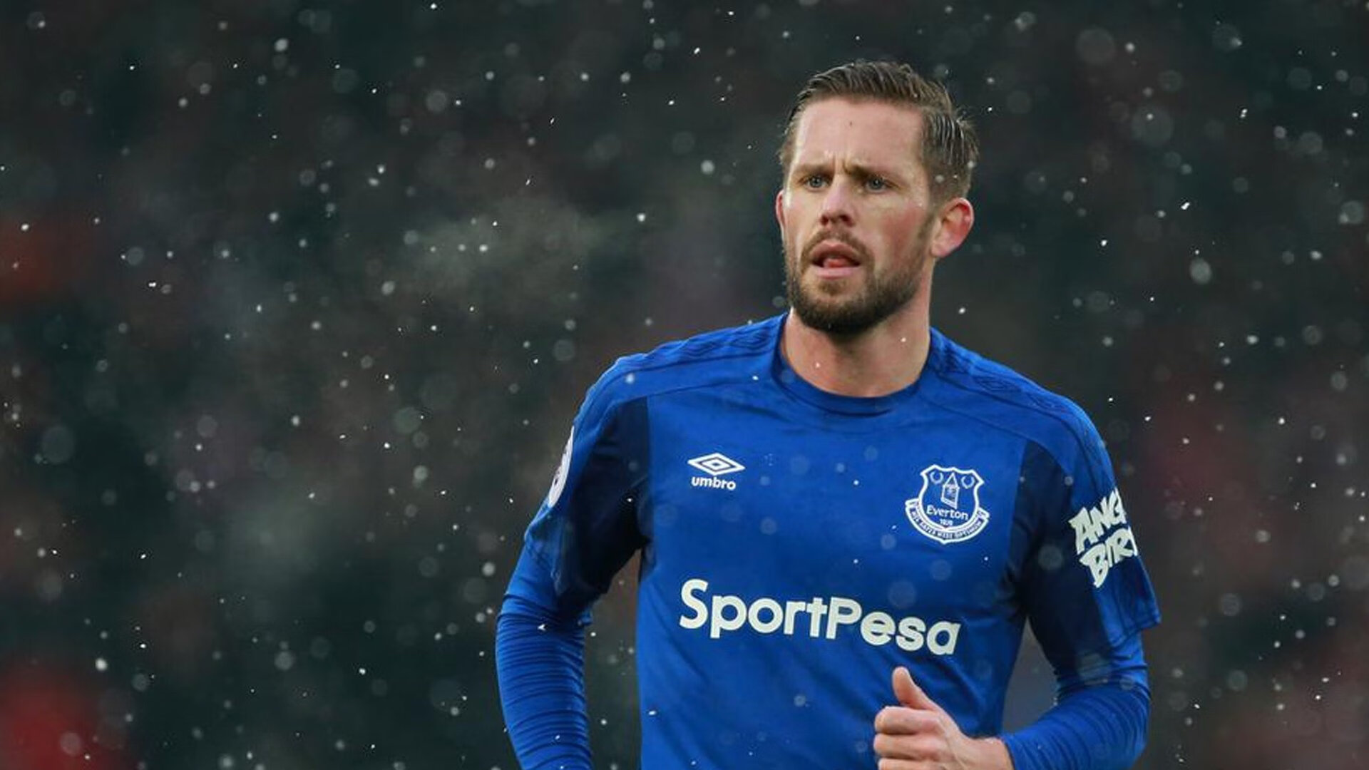 “简阳文体中心：羽毛球赛场高手对决，观众连连喝彩”