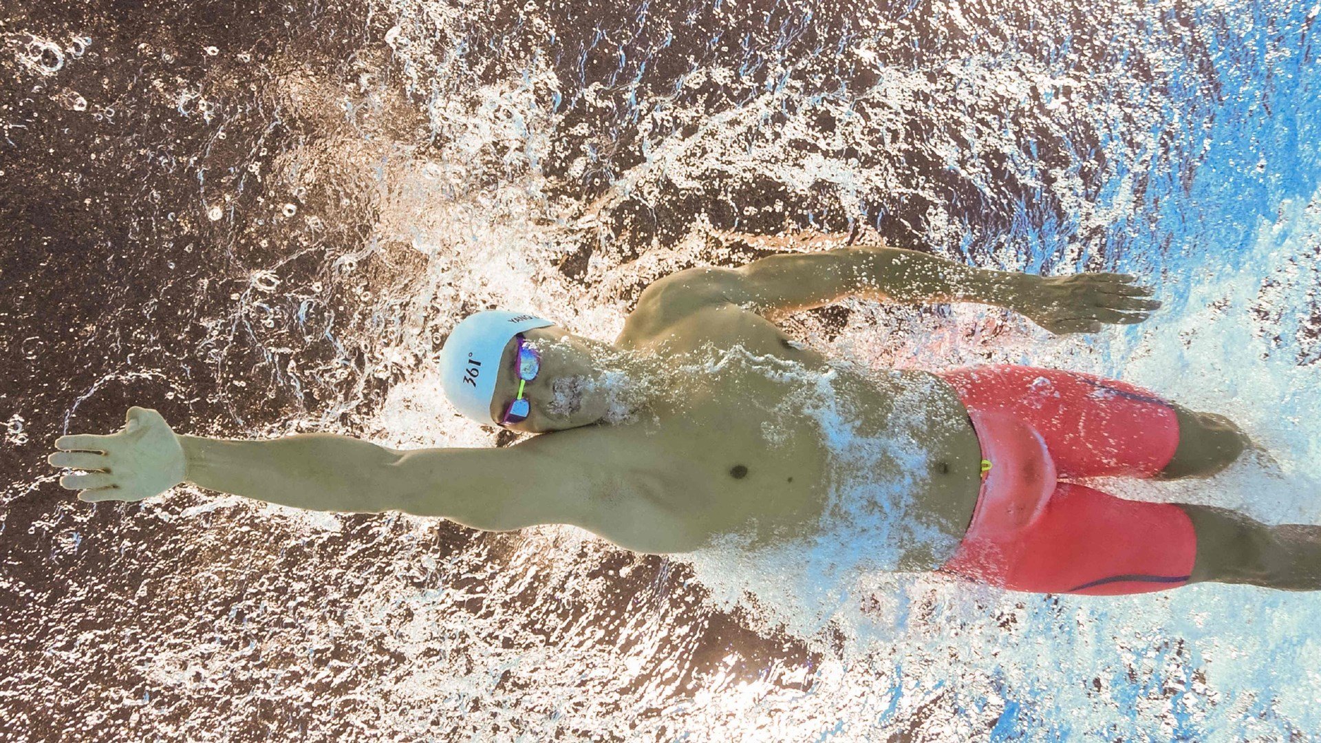 “举重赛事:高新体育中心赛场见证选手不屈的意志与爆发力”